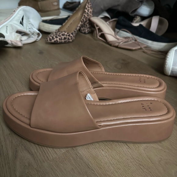 A New Day Platform Sandals - Picture 2 of 4